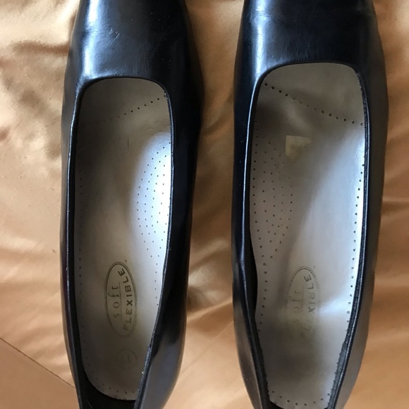 Black heels - Picture 3 of 4